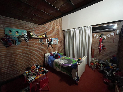 Chalet De Categoría 8 Amb. 484 M² Cub. C/ Garaje Para 2 Autos Y Parque C/ Pileta - Haedo
