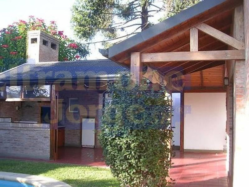 Hermoso Chalet De 2/3 Dormitorios Con Jardín, Quincho Y Piscina. Oportunidad