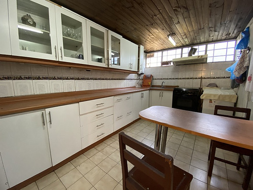 Casa Con Potencial Comercial A 1 Cuadra De Metro Ecuador