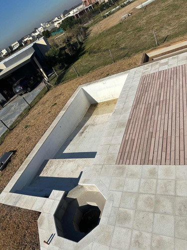 Casa En Venta - 5 Dormitorios 4 Baños - 805mts2 - Escobar