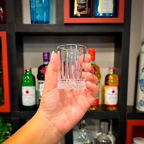 Kit Presente Vodka Absolut Tradicional 200ml + 2 Copos Shot