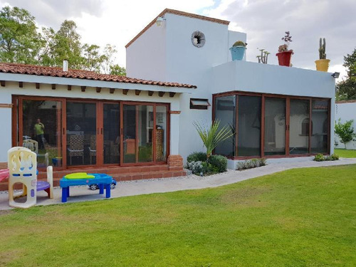 Casa De Autor En Venta De Un Piso En Jurica, Estilo San Miguel De Allende