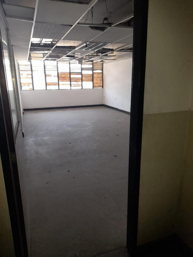 En Venta Local - Depósito Oficina De Vocación Comercial Y De Servicios Ubicado En El Centro De Valencia, Estado Carabobo