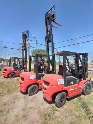 Imagen 15 de 16 de Autoelevadores Triple Torre 2.5 Con Desplazador Lateral