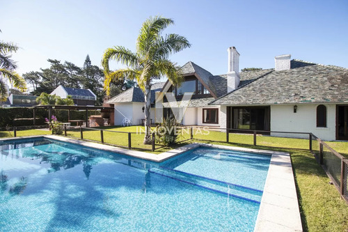 Venta De Casa De 4 Dormitorios Más Dependencia Y Hermosa Piscina Con Gran Parque En Playa Mansa, Punta Del Este