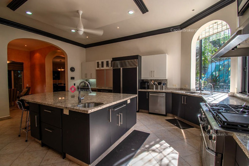 Casa De Lujo En Venta En Ajijic Con Alberca Y Terraza Con Vista A La Laguna