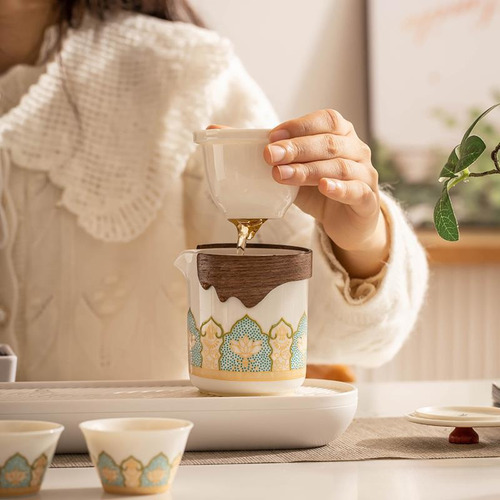 Koi Blessing De Ji Lan: Una Olla Y Dos Tazas De Té De Viaje