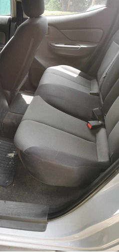 Mitsubishi L200 2.4 Cabina Doble 4x2 Mt