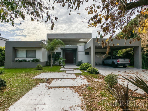 Casa En Venta Desarrollada En Una Planta En Olivos Golf Club