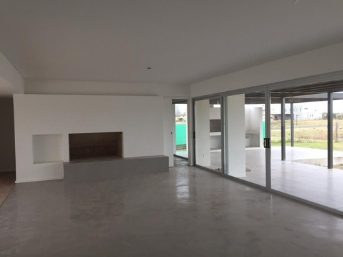 Casa Chalet En Venta Ubicado En San Benito, Villanueva