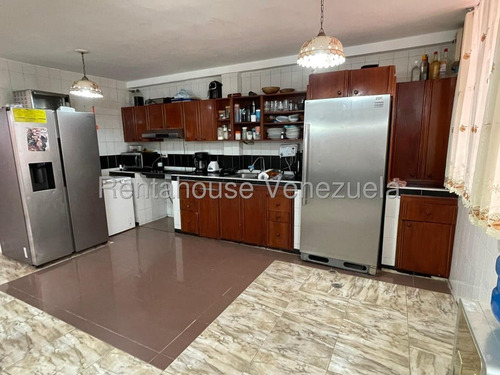 Cómoda Y Acogedora Casa De Múltiples Niveles En Venta Ubicada En La Trinidad 25-17807