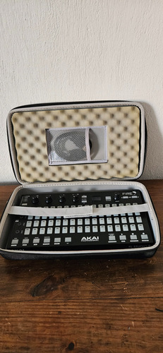 Akai Fire Negro (Usado)
