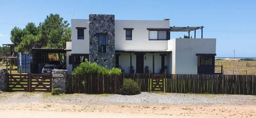 Casa En Alquiler Por Temporada De 4 Dormitorios En Arenas De José Ignacio (ref: Bpv-7141)