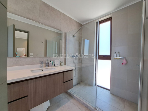 Casa Moderna De Un Piso Con Amplios Espacios En Arriendo