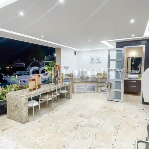 Cgi+ Luxury Lecheria Vende Espectacular Casa En La Urb. Las Villas