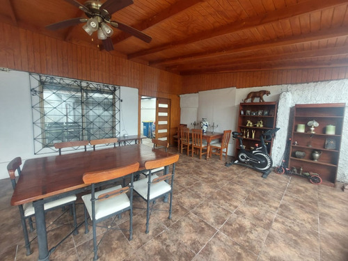 Se Vende Amplia Y Cómoda Propiedad Con Excelente Ubicación