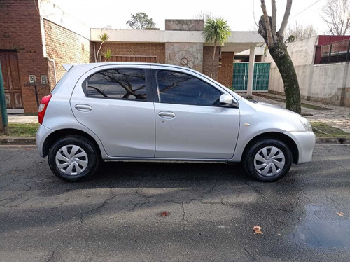 Imagen 7 de 15 de Toyota Etios Xs Nafta 1.5 Caja Manual De 6ta Año 2016