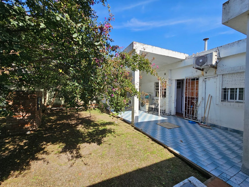 Venta Casa 4 Ambientes Con Consultorio Instalado. Fondo Libre Con Galería. Berazategui Oeste
