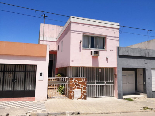 Casa Centrica De Cuatro Dormitorios, Con Cochera Y Jardin