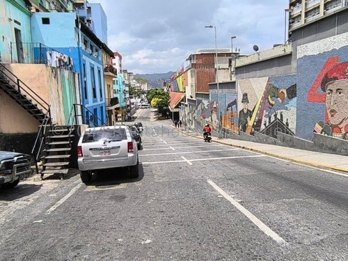 Ag. Vende Magnifico Local Para Colocar Un Negocio De Comida, Taller, Esta A Pie De Calle, Excelente Oportunidad.