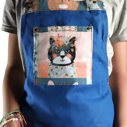 Delantal Infantil Guambia Capsula 24 Jean Y Gabardina Color Azul Diseño De La Tela Estampado Michis 1