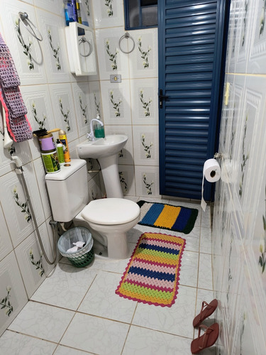 Casa Com Piscina E Barracão No Fundo