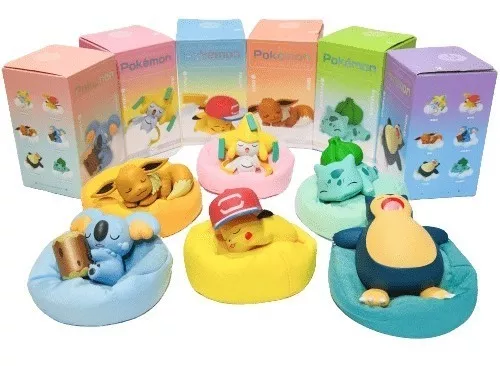 Boneco Komala Pokémon Dormindo Com Almofada Puff Fofo - Hype Loja™