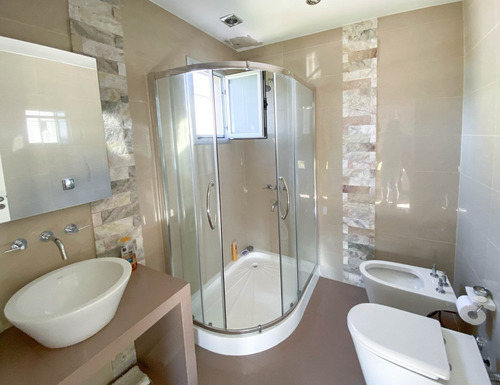 Imagen 10 de 14 de Imponente Propiedad En Venta, En Saint Thomas Este, Canning.