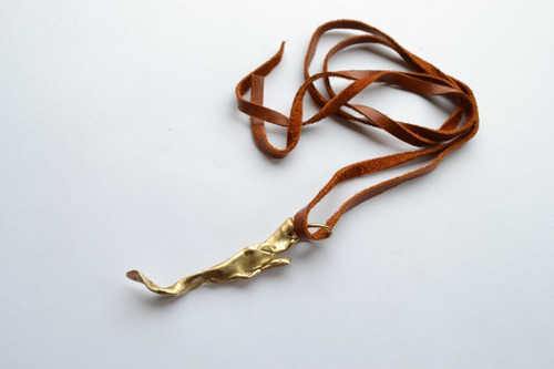 Imagen 4 de 7 de Collar Minimalista Dorado En Bronce Y Cuero, Joya, Cod1