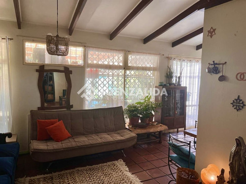 Casa En Venta De En La Reina. 376/ 119 Mts.uf 6.700