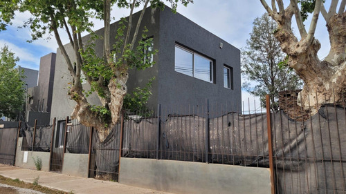 Casa En Arguello 2 Dormitorios, 3 Baños, Patio Con Asador Se Acepta Auto Parte De Pago