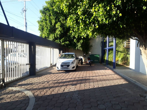 Oficina En Renta A 10 Min Centro Querétaro, Atrás Del Querétaro 2000 7 Cubículos