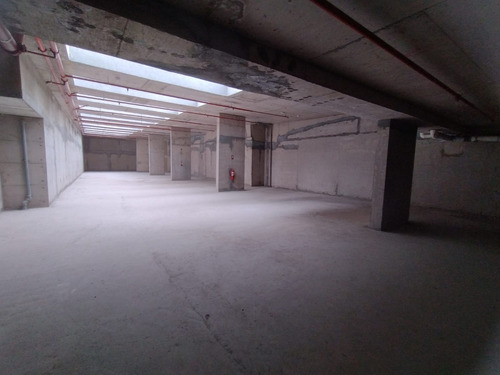 Increíble Local Comercial De 974m2 En Arriendo En Vitacura.