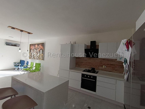 Hermoso Townhouse, Amplio, Cocina Con Tope De Cuarzo Concepto Abierto, De Alto Brillo, Cuenta Con Patio Y Area De Lavanderia, Amplias Habitaciones Con Closets Y A/c. Conjunto Con Vigilncia, 