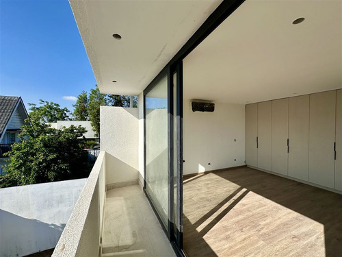 Casa En Venta De 3 Dorm. En Las Condes