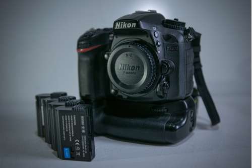Nikon D7200 + Battery Grip + 4 Baterías