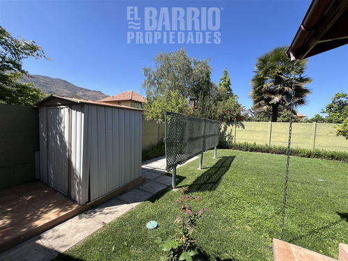Casa En Venta De 5 Dorm. En Colina