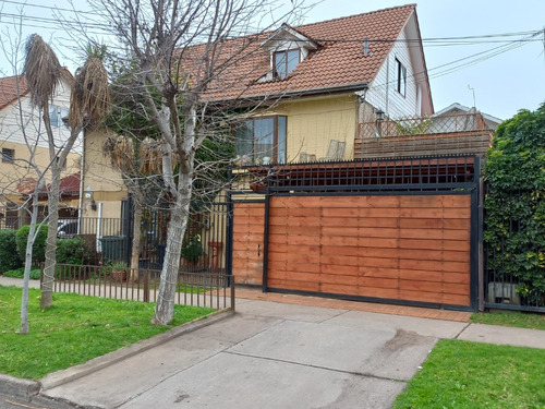 Hermosa Casa Tres Pisos, 4 Dormitorios, 4 Baños, Quilicura