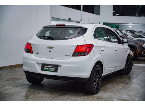 Chevrolet Onix 1.0 MPFI SELEÇÃO 8V FLEX 4P MANUAL