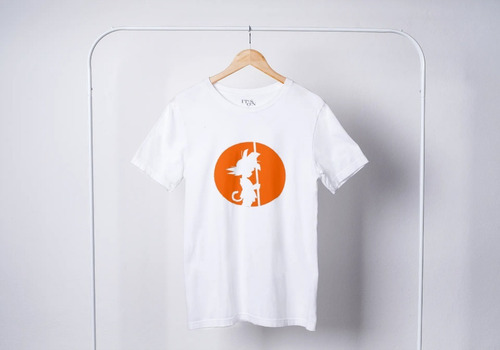 Playera Goku De Niño Con Báculo Mágico En Circulo Naranja.