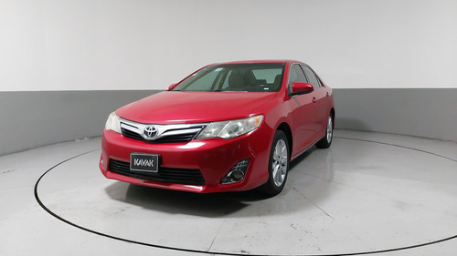 Toyota Camry 2.5 XLE L4 6AT