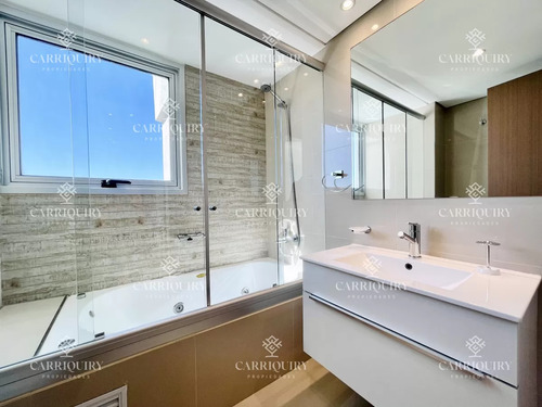 Apartamento De 2 Dormitorios Y Dependencia En Playa Brava - Punta Del Este