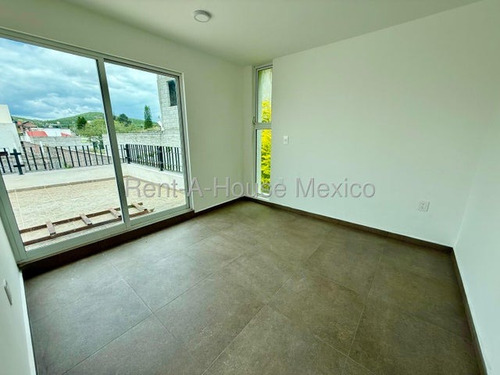 Venta. Santa Rosa Jauregui - Casa, Sala De Tv, 3 Recámaras, Cuarto De Servicio
