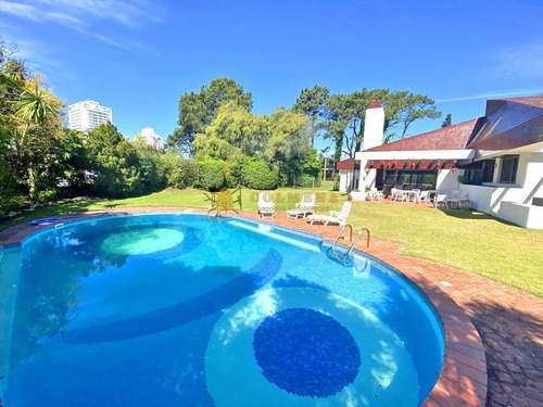 Mansa, 5 Dorm Y Dependencia Con Piscina- Ref: 3647
