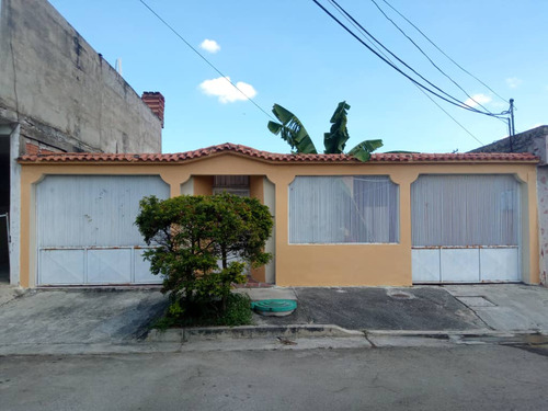 Se Vende Una Casa De 3 Habitaciones, 2 Baños Y 2 Puestos