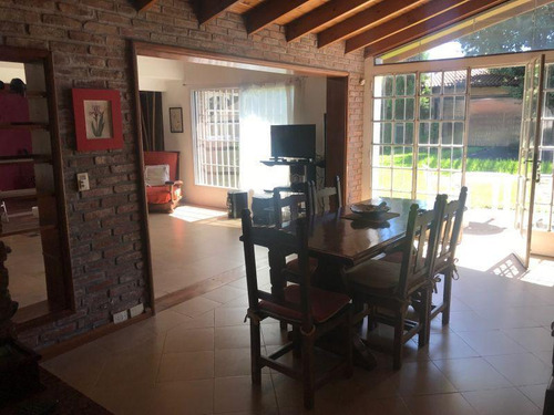 Casa En Venta - 2 Dormitorios 2 Baños - Cochera - 381mts2 - Temperley