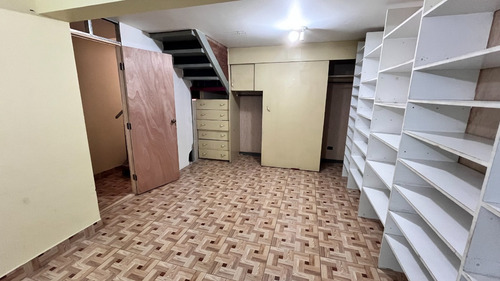 Casa De 4 Pisos En Rojas Magallanes, Avda. La Florida