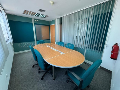 Oficina Amoblada Y Con Excelente Distribución Amoblada En Alquiler Ccct Caracas