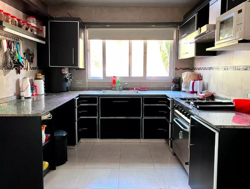 Casa En Venta Barrio Haras Maria Elena 4 Ambientes Fondo Libre Piscina