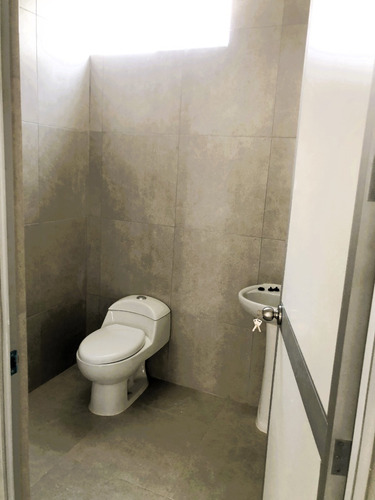 Local De Estreno En 2do Piso Con 240 M2 A 1700 Soles